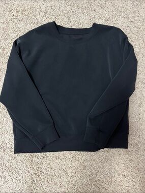 Classic Black Crewneck Sweatshirt Crop